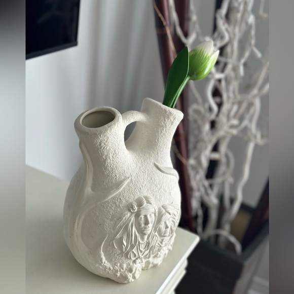 Native American Cuple White ceramic Vase - Picture 7 of 10